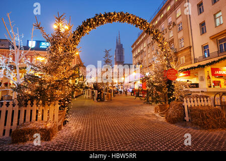 Weihnachtsferien in beleuchteten und geschmückten Stadt Zagreb in der Weihnachtszeit auf Jelacic Platz. Stockfoto