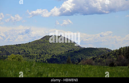 grüne Berge mit den kleinen Beinhaus des Monte Cimone in Italien Stockfoto