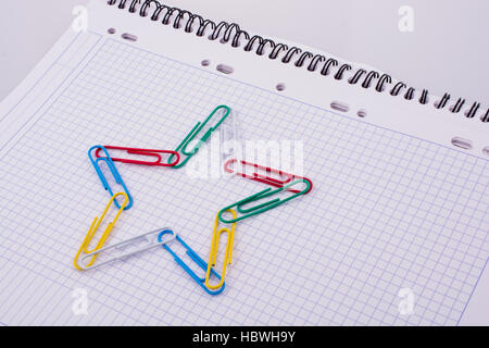 Bunte Clipform sternförmig auf einem weißen Hintergrund leer Stockfoto