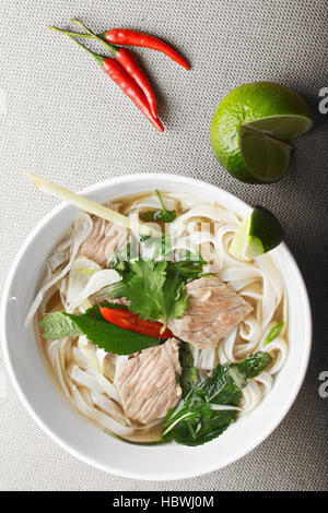Vietnamesische Nudelsuppe Pho Bo Suppe über Kopf Stockfoto