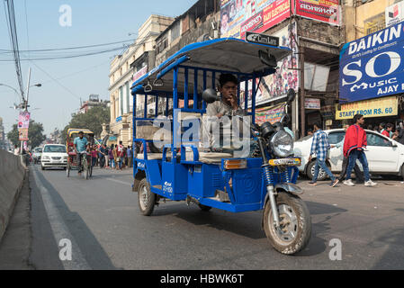 Soleckshaw auf belebten Chandni Chowk Straße, Alt-Delhi, Indien Stockfoto