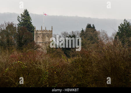 George Kreuz Flagge oben Bathampton, St.-Nikolaus-Kirche. Pfarrkirche ein paar Meilen von der Stadt Bath in Somerset, Großbritannien Stockfoto