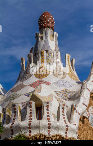 Detail der bunten Mosaikarbeit des Park Güell. Im Jahre 1984 erklärte die UNESCO den Park zum Weltkulturerbe unter Werke von Antoni Gaudi. Barcelona Spanien. Stockfoto