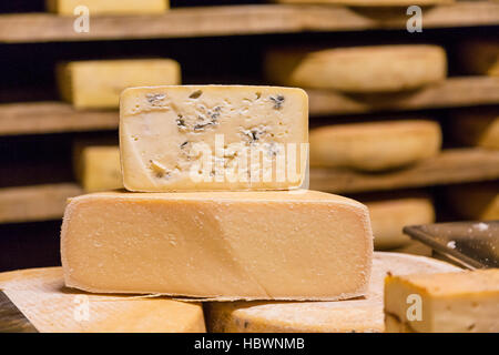Gewürz-Lager von Käse Fontina Valpelline, Aostatal, Italien Stockfoto