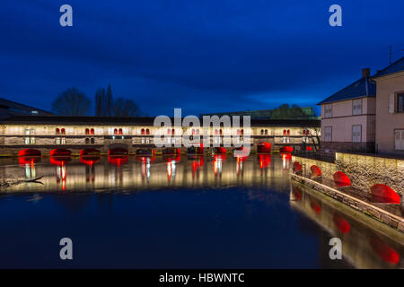 erhellten Ponts Couverts und Barrage Vauban reflektiert auf Fluss Ill bei Nacht Straßburg, Elsass, Frankreich Stockfoto