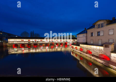 erhellten Ponts Couverts und Barrage Vauban in der Dämmerung spiegelt sich in den Gewässern auf dem Fluss Ill, Elsass Frankreich Stockfoto