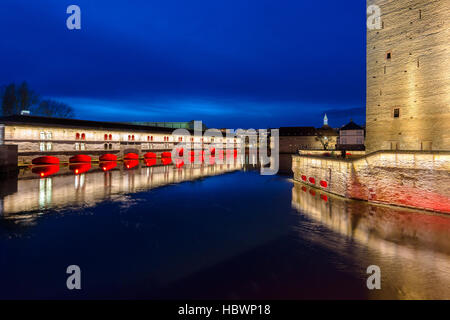 Die Barrage Vauban und Ponts Couverts reflektiert auf Ill bei Nacht Straßburg, Elsass, Frankreich Stockfoto