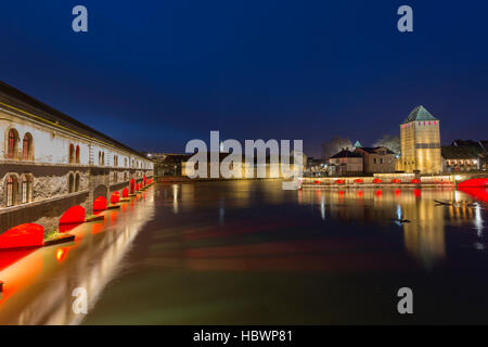 erhellten Ponts Couverts und Barrage Vauban nachts entlang dem Fluss Ill, Straßburg, Frankreich Stockfoto