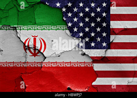 Flagge von Iran und USA auf rissige Wand gemalt Stockfoto