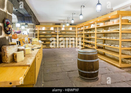 Elsässer Käse-Shop / Keller im Zentrum von Colmar, Elsass, Frankreich Stockfoto