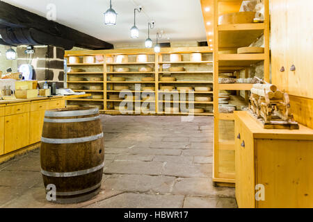 Elsässer Käse-Shop / Keller im Zentrum von Colmar, Elsass, Frankreich Stockfoto