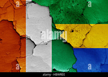 Flaggen der Côte d ' Ivoire und Gabun auf rissige Wand gemalt Stockfoto