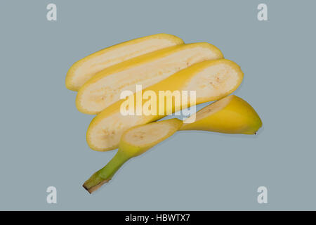 Banane auf neutralem Hintergrund in Streifen schneiden. Stockfoto