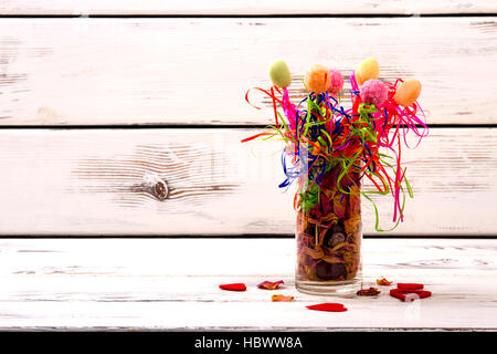 Vase mit Potpourri und Bonbons. Stockfoto