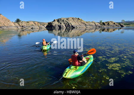 Kanus auf dem Wasser mit Felsformation im Hintergrund, Willow Creek Lake, Prescott, Arizona Stockfoto