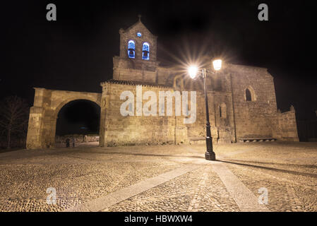 Nachtaufnahme der Kirche San Vicente Martir und San Sebastian in Frias, Provinz Burgos, Spanien. Stockfoto