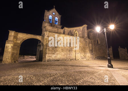 Nachtaufnahme der Kirche San Vicente Martir und San Sebastian in Frias, Provinz Burgos, Spanien. Stockfoto