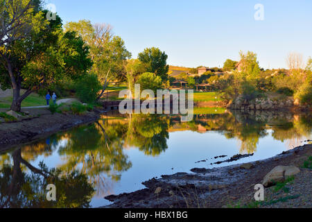 See mit Reflexionen, Fain Park, Prescott Valley, Arizona, historischen Goldbergbau Website Stockfoto