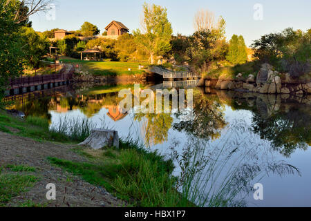 See mit Reflexionen, Fain Park, Prescott Valley, Arizona, historischen Goldbergbau Website Stockfoto