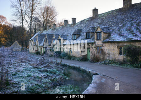 Arlington Row im Winterfrost. Bibury, Cotswolds, Gloucestershire, England Stockfoto