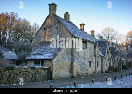 Arlington Row im Winterfrost. Bibury, Cotswolds, Gloucestershire, England Stockfoto