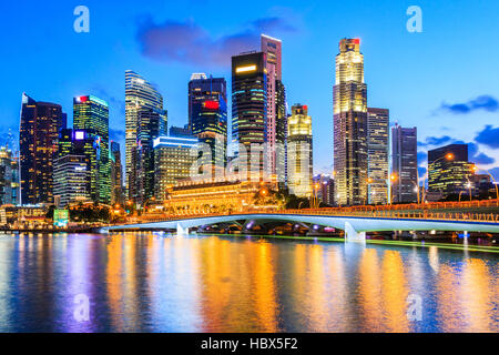 Singapur. Skyline von Singapur in der Dämmerung. Stockfoto