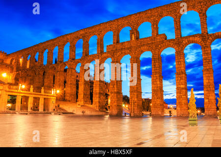 Segovia, Spanien. Blick auf Plaza del Azoguejo und der antiken römischen Aquädukt. Stockfoto