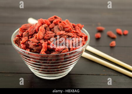 Goji-Beeren in einer Schüssel mit chinesischen Essstäbchen Stockfoto