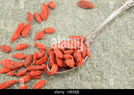 Goji-Beeren in Löffel auf einem Stein Stockfoto