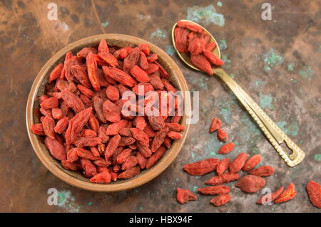 Goji-Beeren in einer Schüssel auf rustikalen Hintergrund Stockfoto