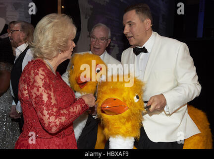 Die Herzogin von Cornwall grüßt Darstellern einschließlich Komiker David Walliams (rechts) nach der Royal Variety Performance im Eventim Apollo in Hammersmith, London. Stockfoto