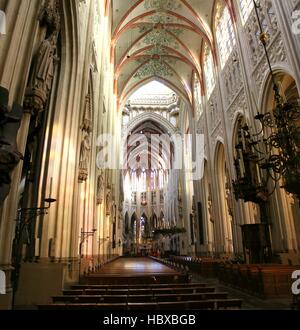 Langhaus und Chor der mittelalterlichen Sint-Janskathedraal (St. John's Kathedrale) in der Stadt Den Bosch, Brabant, Niederlande. (Stich von 2 Bilder) Stockfoto