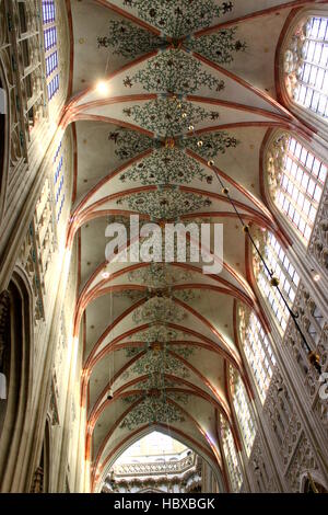 Reich verzierte Dach des Kirchenschiffes in mittelalterlichen Sint-Janskathedraal (St. John's Kathedrale) in der Stadt Den Bosch, Brabant, Niederlande. Stockfoto