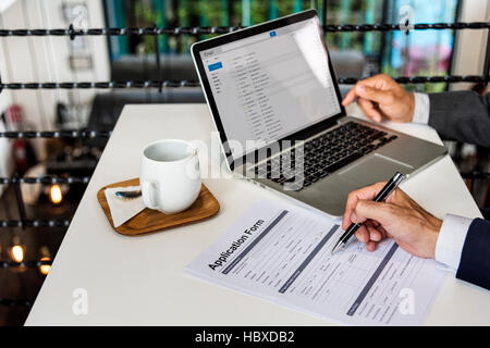 Business-Mann ausfüllen Anwendung Form-Konzept Stockfoto