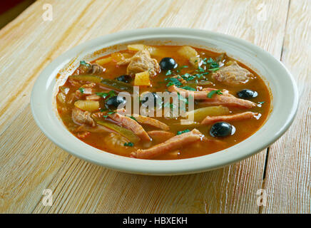 Russische Suppe Mit Fleisch Und Wurst Soljanka Makro In Eine Schussel Geben Horizontale Stockfotografie Alamy