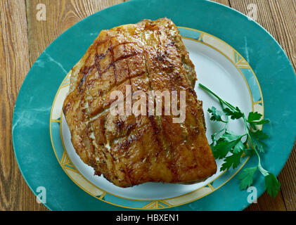 Flaeskesteg dänischen Schweinebraten mit knisternden Christmas.Danish Küche Stockfoto