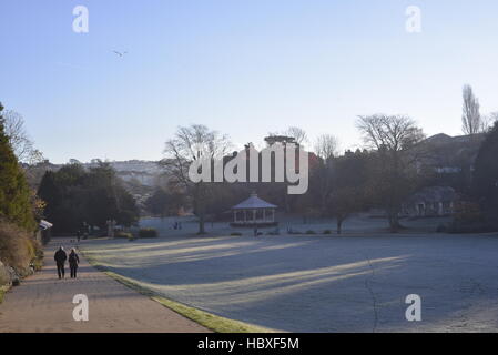 Paare, nebligen Morgen Alexandra Park, Hastings Stockfoto