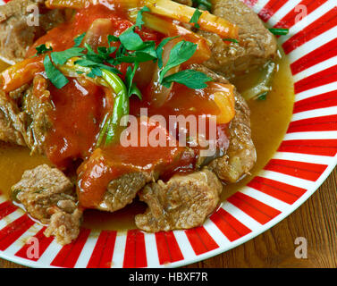 Marokkanische Tagine Makfoul Gericht verfügt über Rindfleisch, Lamm oder Ziege Fleisch geschmort Stockfoto