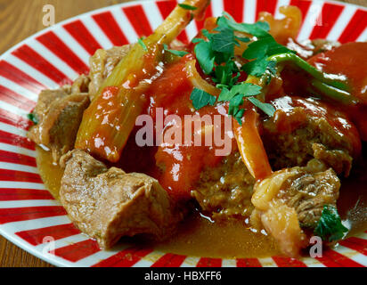 Marokkanische Tagine Makfoul Gericht verfügt über Rindfleisch, Lamm oder Ziege Fleisch geschmort Stockfoto