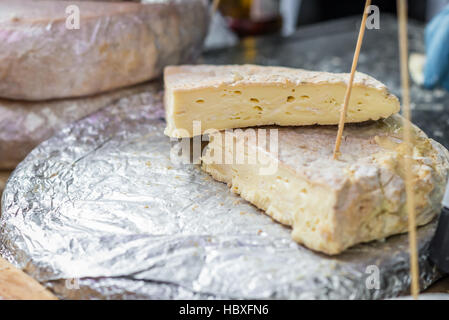 Stücke von französischem Käse Stockfoto