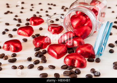 Rote Herzen in ein Glasgefäß und Kaffeebohnen Stockfoto