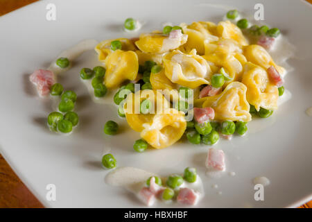 Tortellini mit Sahne Schinken und Erbsen Stockfoto