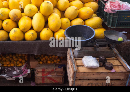 Ein Gleichgewicht mit vielen gelben Melonen in einem Markt von Moulay Idriss, Marokko. Stockfoto