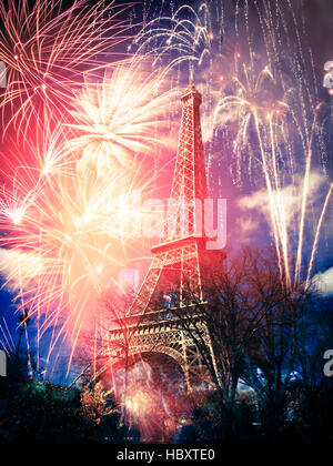 Zusammenfassung Hintergrund des Eiffelturms mit Feuerwerk, Paris, Frankreich - Neujahr Stockfoto