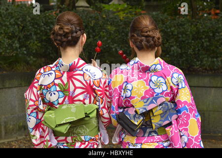 Kimonos und Süßigkeiten, Kyoto, Japan Stockfoto