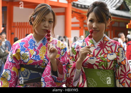 Kimonos und Süßigkeiten, Kyoto, Japan Stockfoto