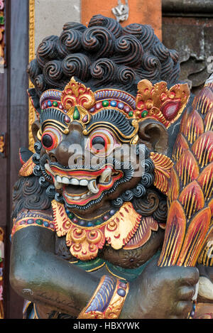 Drachen aus Holz Skulptur auf Tempeltür in Bali, Indonesien Stockfoto