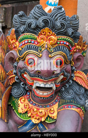 Drachen aus Holz Skulptur auf Tempeltür in Bali, Indonesien Stockfoto