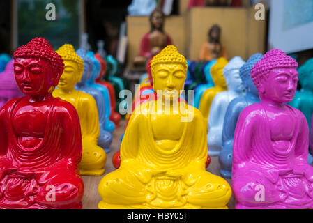 Farbige kleine Statuen des Buddhas auf Verkauf im Tourismusmarkt Ubud, Bali Stockfoto