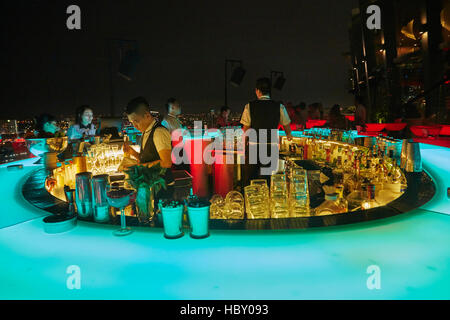 Chill Skybar in der Nacht, Ho Chi Minh (Saigon), Vietnam Stockfoto